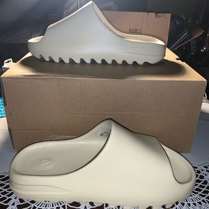 Yeezy Slides (BONE)